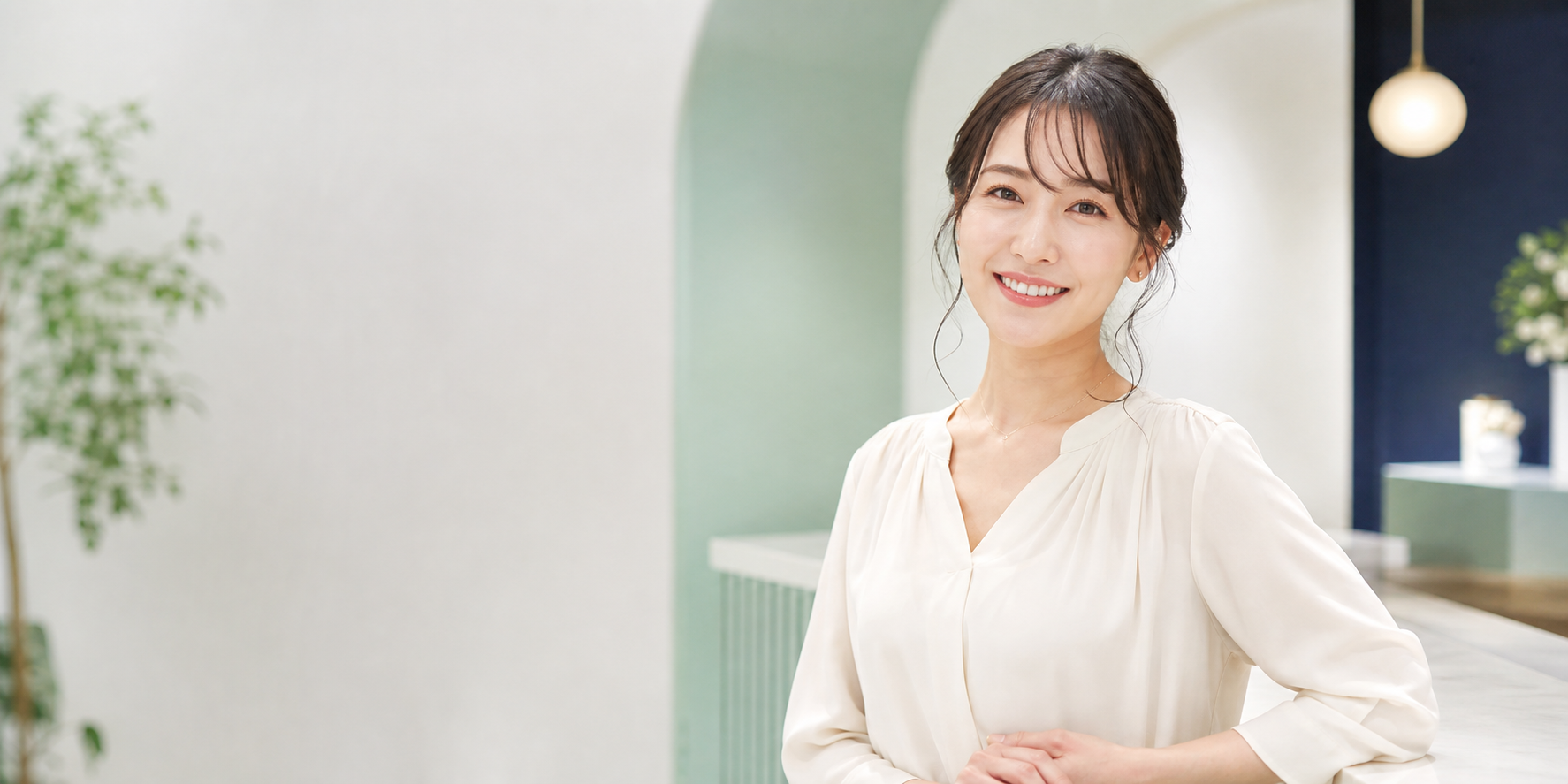笑顔の日本人女性とミントグリーンの美容クリニックイメージ