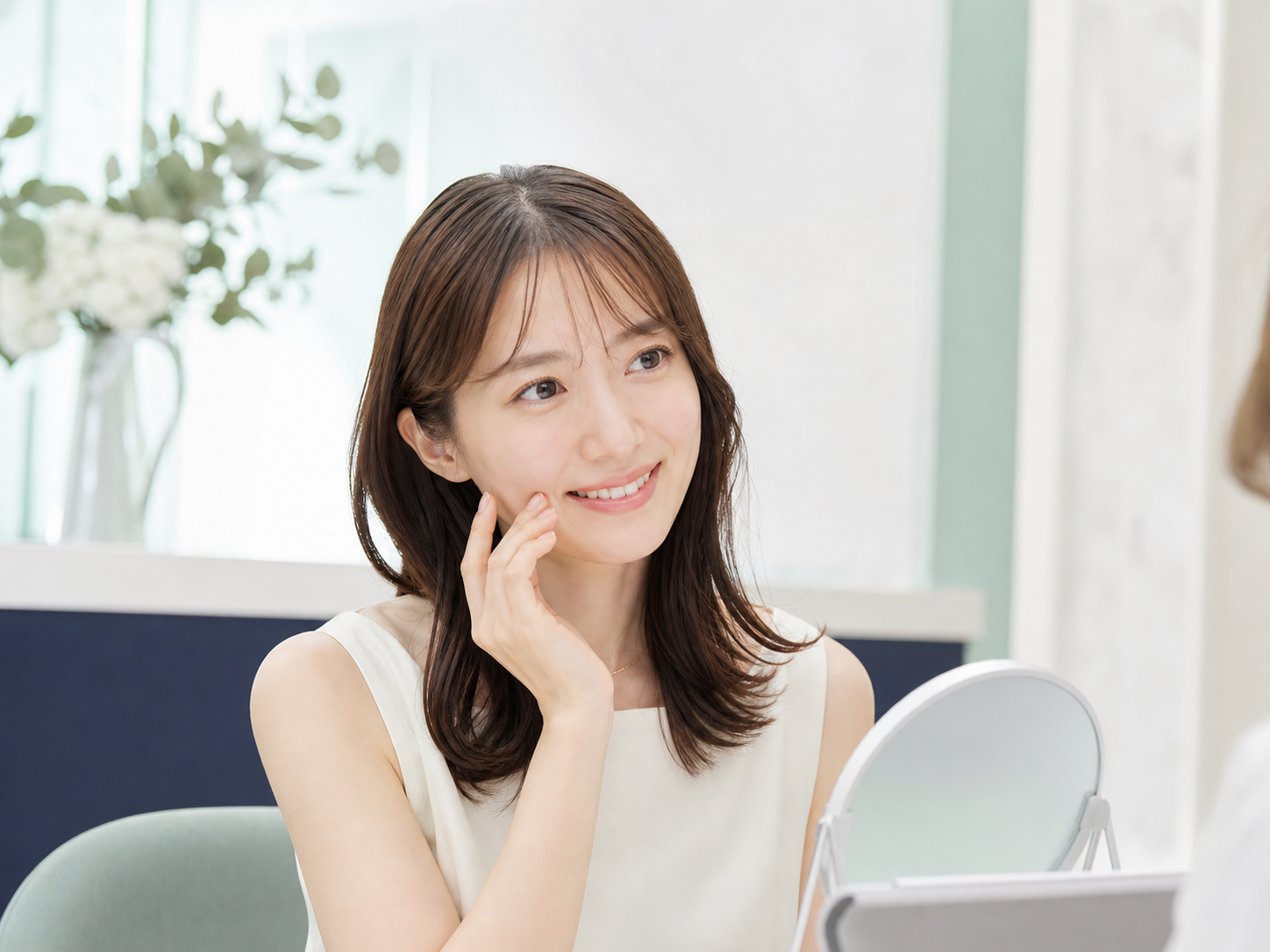 美容医療の相談をイメージした笑顔の日本人女性